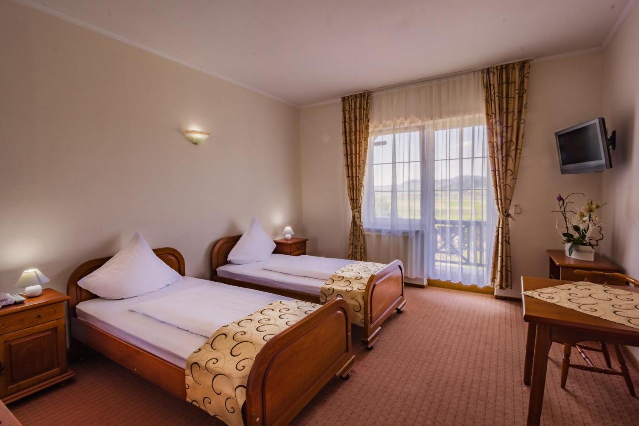 Hotel Europa Kokeltal Albeşti المظهر الخارجي الصورة