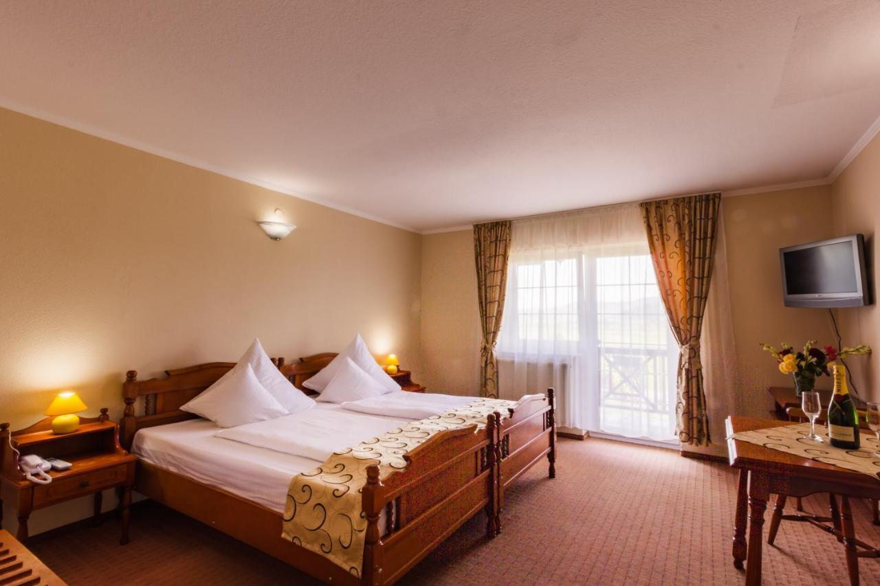 Hotel Europa Kokeltal Albeşti المظهر الخارجي الصورة